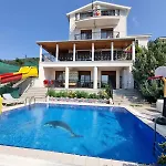 Luxury Family With Private Pool & Slide *