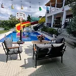 Luxury Family With Private Pool & Slide Feriehus