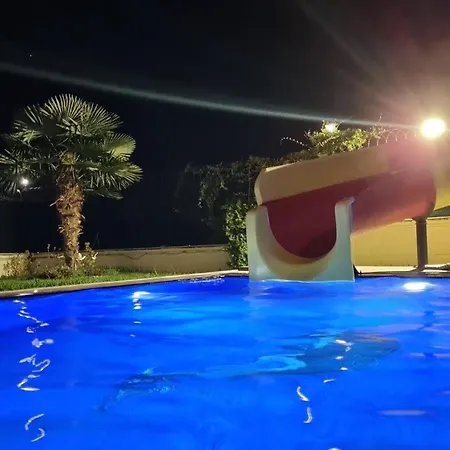 Luxury Family With Private Pool & Slide Feriehus
