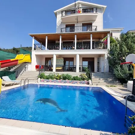 Luxury Family With Private Pool & Slide *