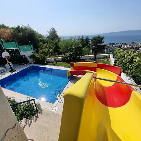 Luxury Family With Private Pool & Slide