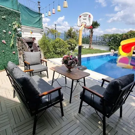 Luxury Family With Private Pool & Slide