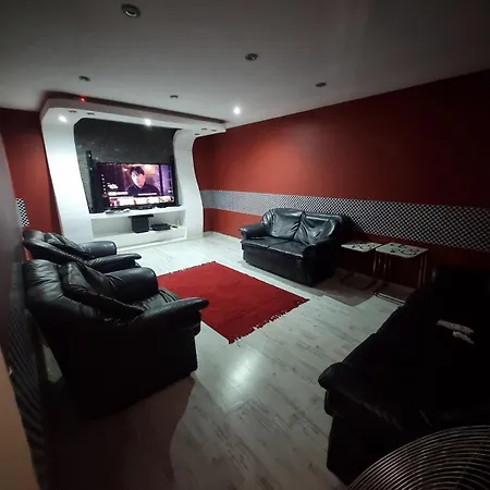 Luxury Family With Private Pool & Slide Holiday home *