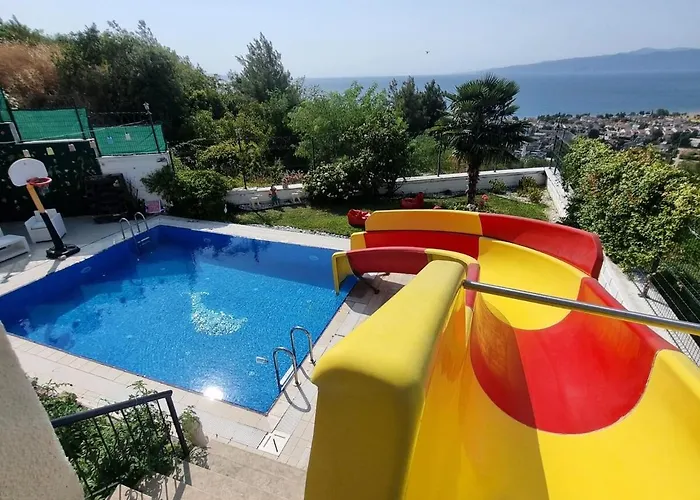 Luxury Family With Private Pool & Slide