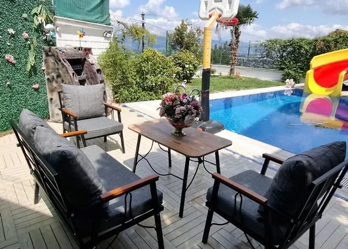 Luxury Family With Private Pool & Slide