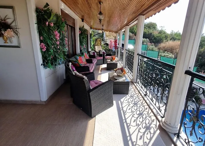 Luxury Family With Private Pool & Slide *